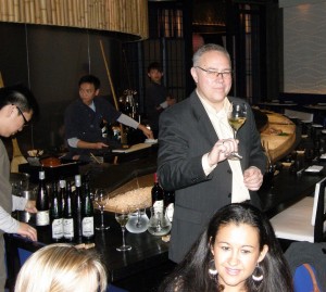 Weinakademiker Stephan Jurende bei Sushi und Wein in Hongkong Sushi und Wein im Restaurant Busy Suzi in Hongkong mit Weinakademiker Stephan Jurende als Referent